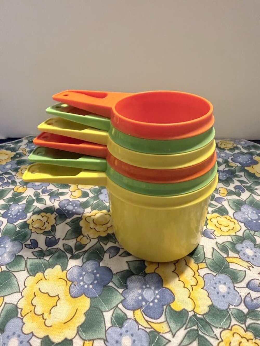 Vintage Tupperware 6 pc measuring cups